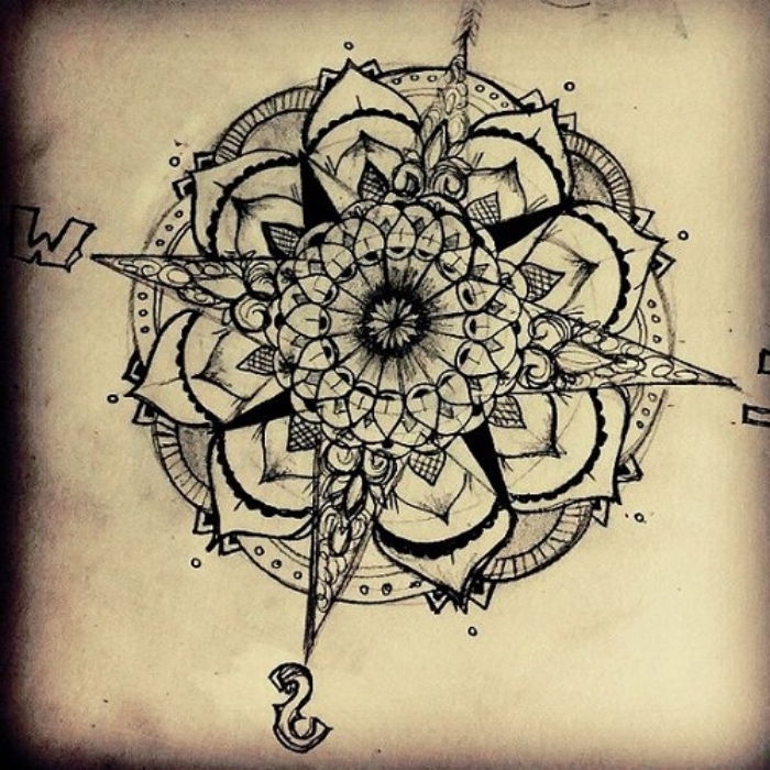 Idé för tatuering med en stor svart kompass och en stor vit blomma
