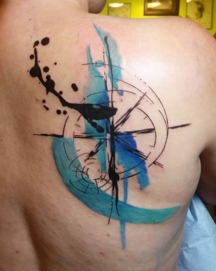 Įkvepianti idėja kompaso tatuiruotę su mėlynomis spalvomis ant skruostuvo