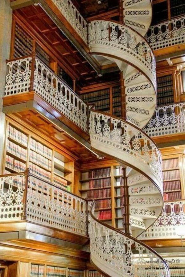 a-neverjetno-spiralno stopnišče-na-beli antični umetnosti