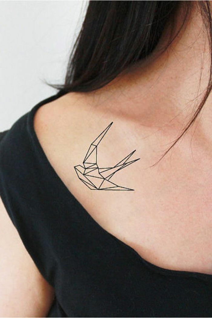oto pomysł na tatuaż z małą, latającą czarną jaskółką origami dla kobiet