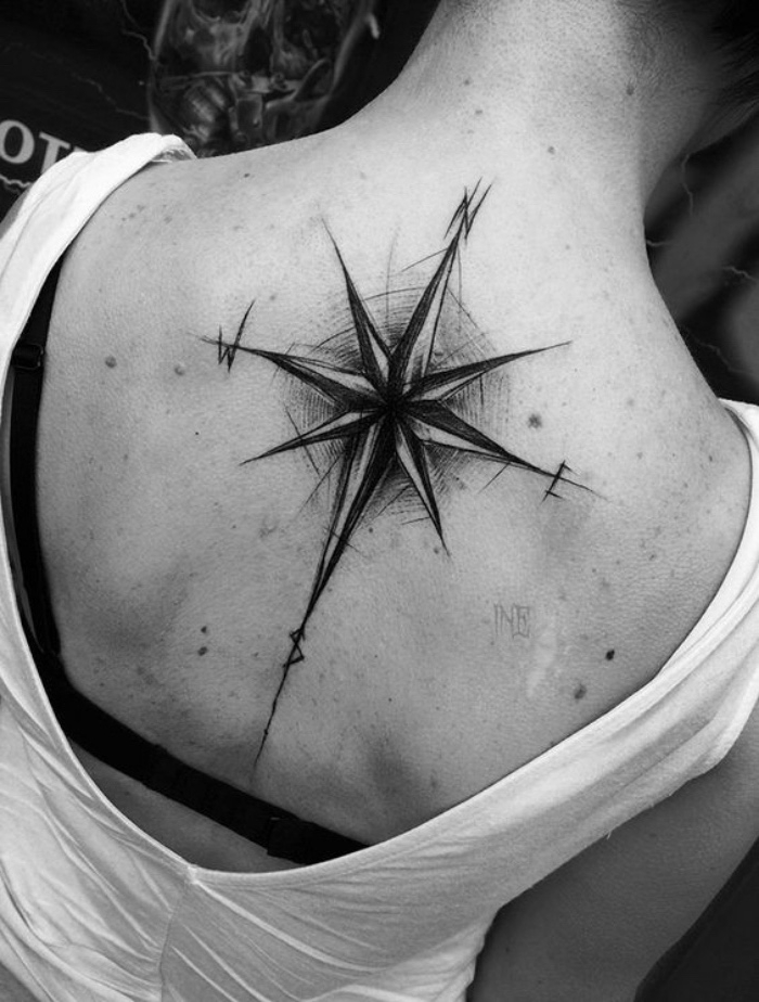Här visar vi dig en idé för en tatuering med en svart kompass - idé för en bra tatuering