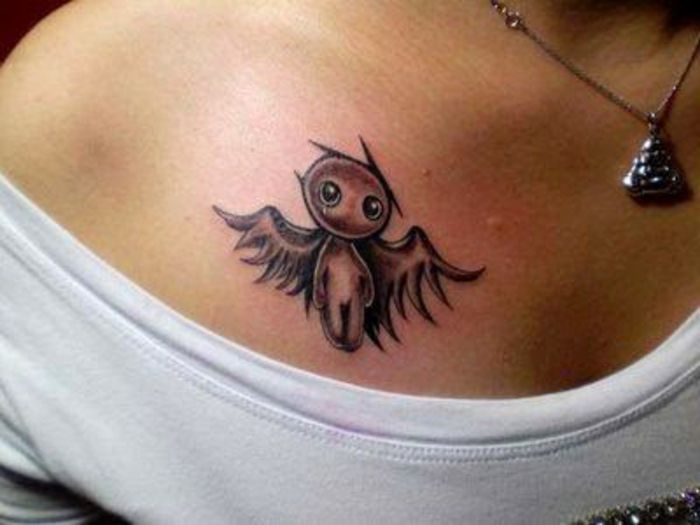 Pomysł na mały mini tatuaż z czarnym aniołem dla kobiet - oto mały tatuaż anioła