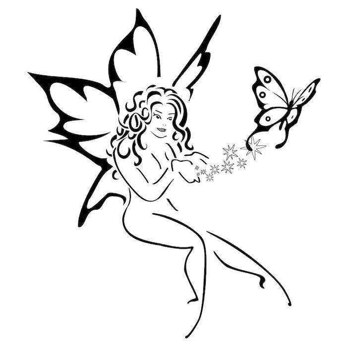Pažvelkite į šią idealią pasakos juodą tatuiruotę - jauną moterį su juodais sparnais ir juodą skraidančią drugelį bei žvaigždes