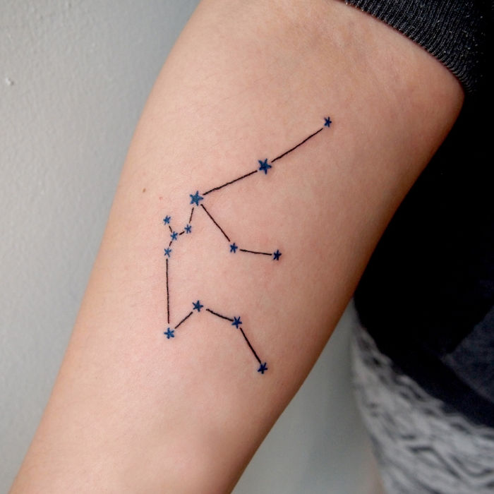 Küçük mavi yıldız ile bir takımyıldızı ile küçük bir dövme ile el