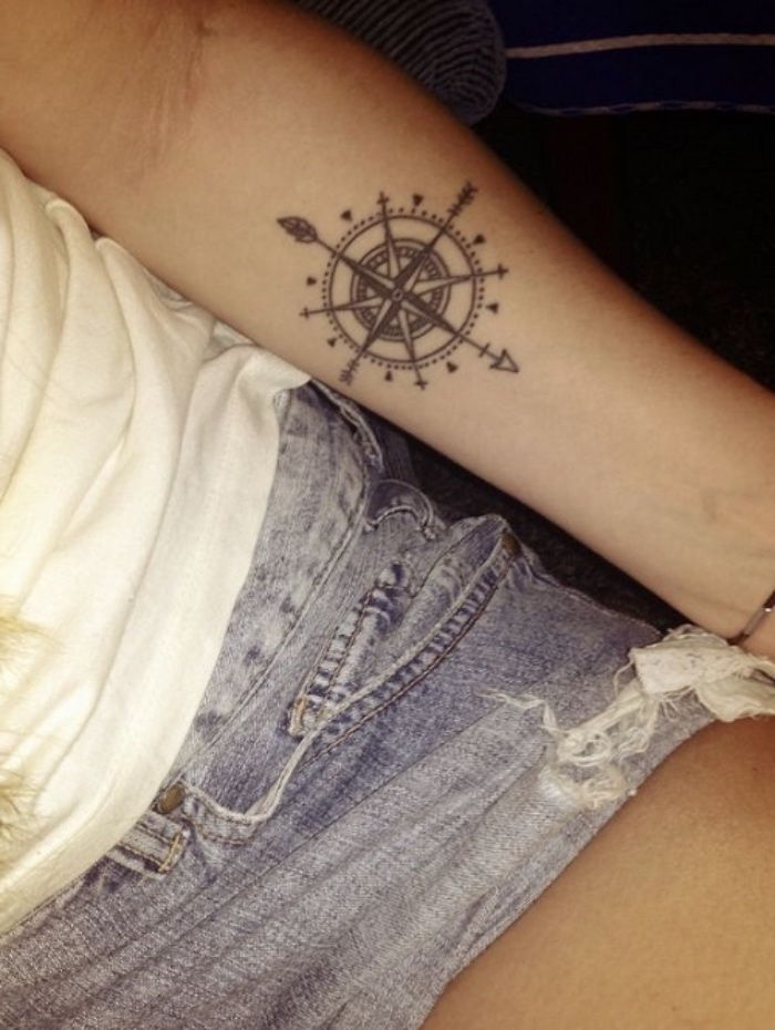 Pažvelkite į šią idėją apie juodą kompaso tatuiruotę ant moters rankos