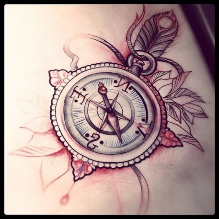 Čia yra raudona tatuiruotė su dideliu kompasu su mažais plunksnomis ir baltais lapais bei mažomis raudonomis gėlėmis