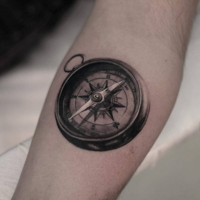 Štai viena iš mūsų idėjų juodajam kompaso tatuiruotės rankoje su juodu kompasu