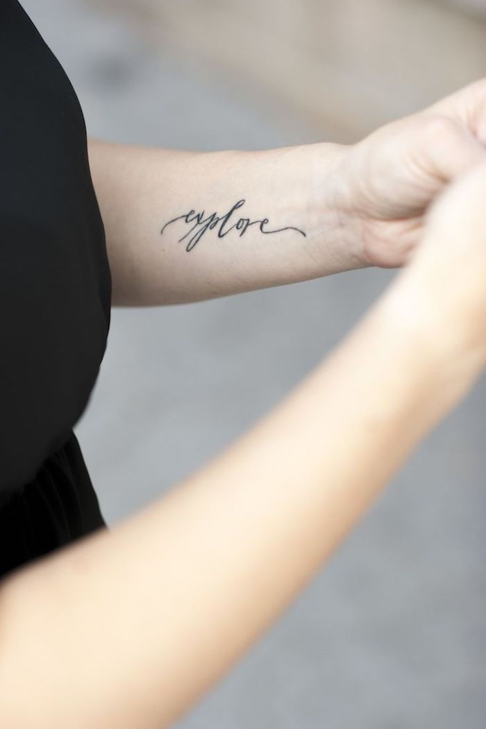 Aceasta este o idee pentru un tatuaj negru puțin pe încheietura mâinii unei tinere - încheietura mâinii tatuaje