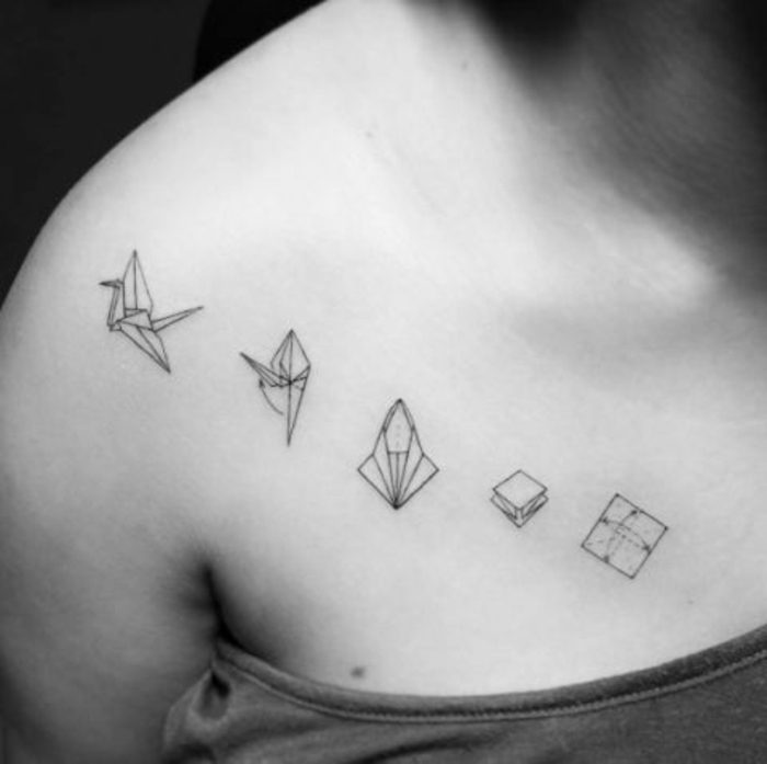 Oto tatuaż origami z instrukcją rigami i małym latającym białym ptakiem - pomysł na tatuaż