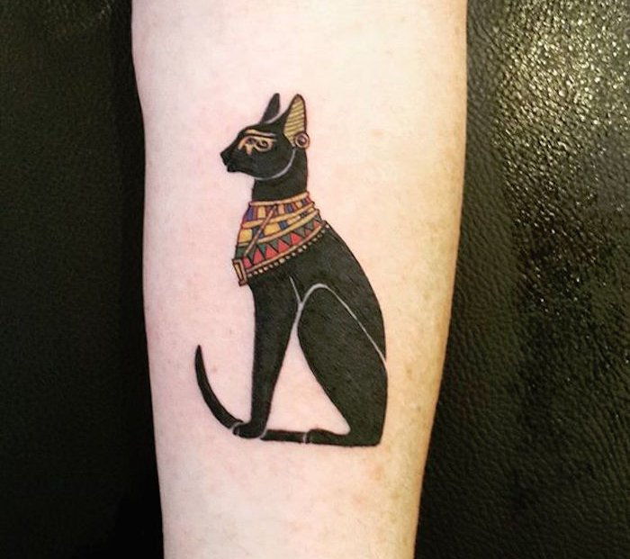 Egipski kot z naszyjnikiem - pomysł na tatuaż z czarnymi koty na rękę, który możesz bardzo lubić