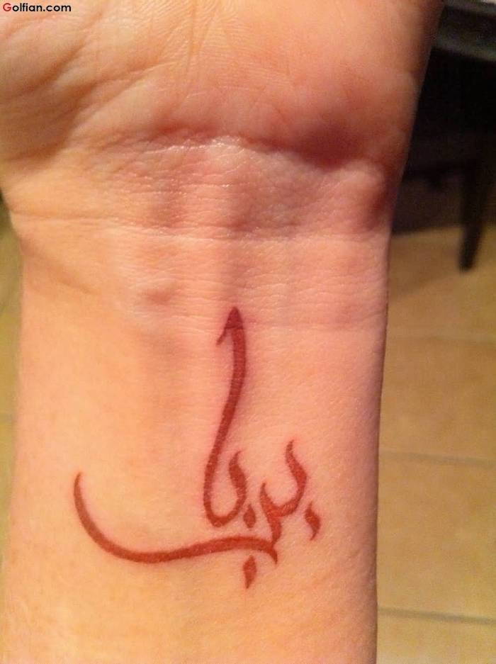 Aruncați o privire la această idee pentru un tatuaj roșu frumos pe încheietura mâinii