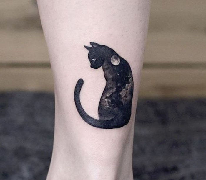 Pomysł na mały wielki czarny tatuaż z czarnym kotem z czarnym kutasem, księżycem i chmurami