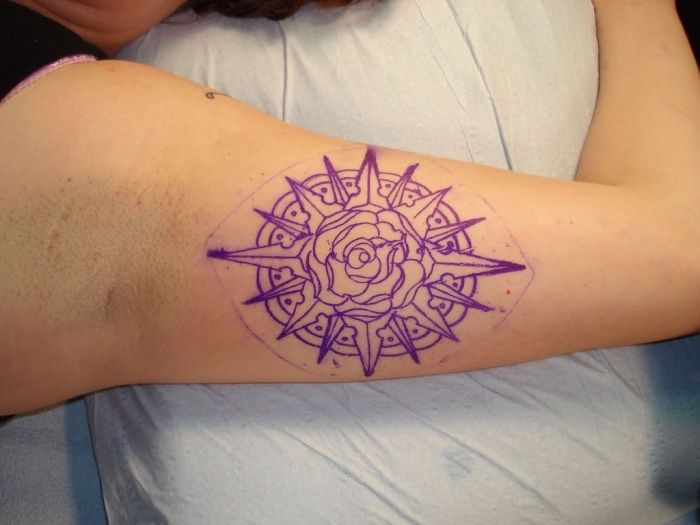 En annan stor lila tatuering till hands - en lila ros med en lila kompass - en kompasstatuering
