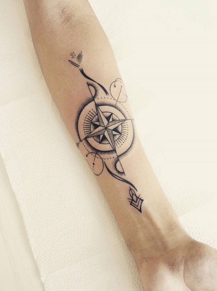 Čia rasite vieną iš gražiausių tatuiruočių su dideliu juodu kompasu, iš vienos pusės