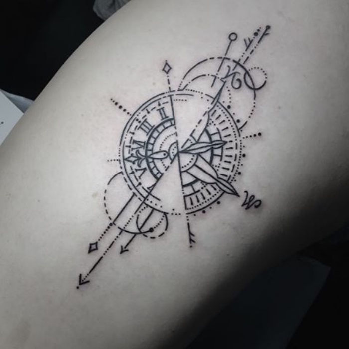 baltas mėnulis ir juodas steampunkas kompasas - idėja juodos kompaso tatuiruotės rankoje