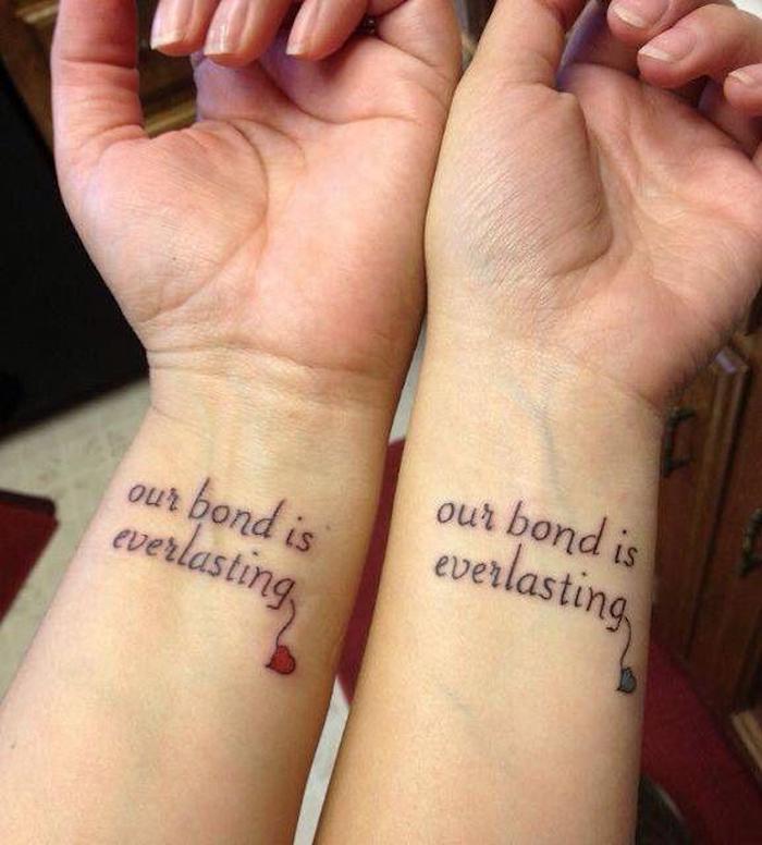 Iată o idee foarte bună pentru un tatuaj pe încheietura mâinii unei femei - încheietura mâinii cu tatuaje
