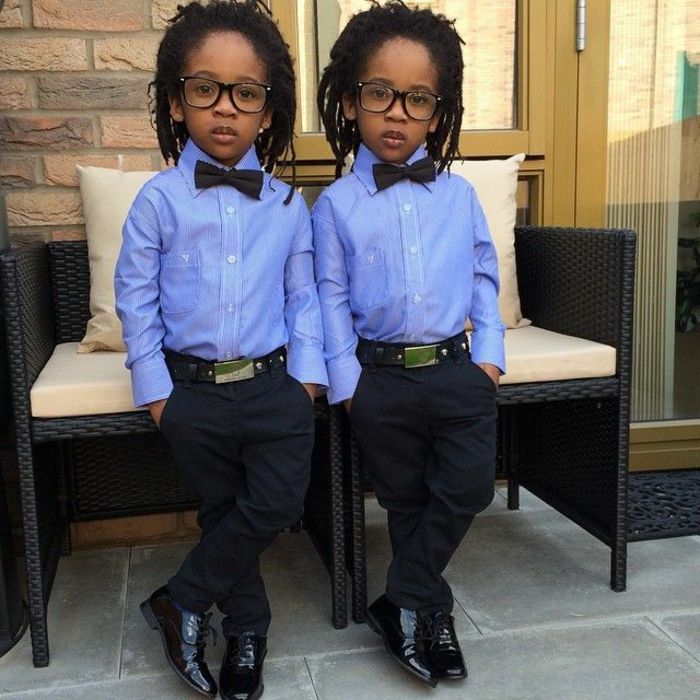 monozigóticos gêmeos-dunkelhautige-doce-young-com-preto-cabelo-e-elegante traje