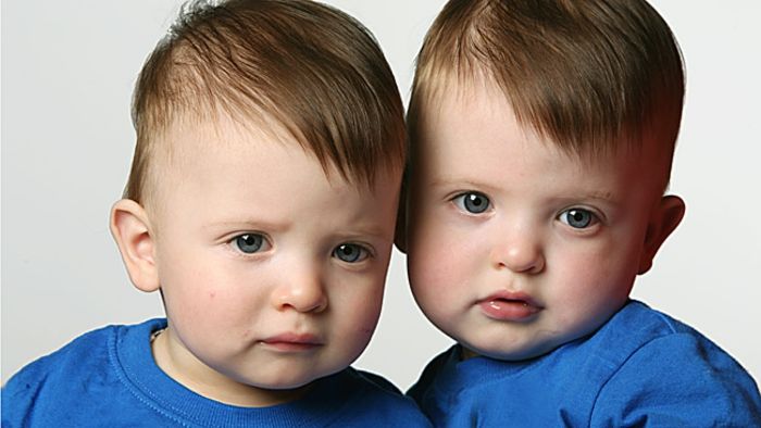 gêmeos-doce-little-boy with-blue-roupas monozigóticos