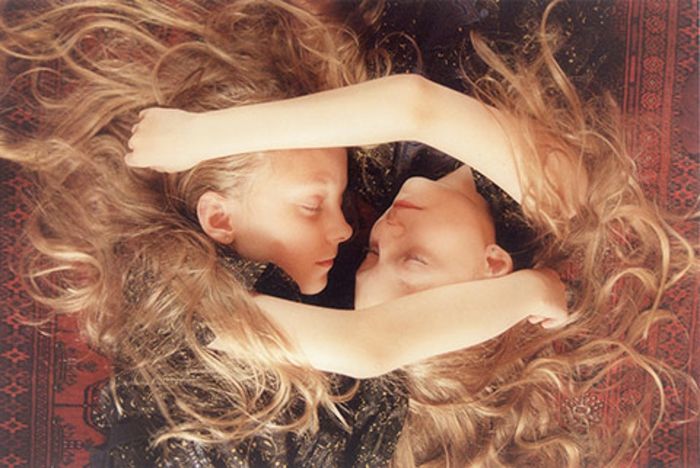 monozigóticos gêmeos-menina abraçando-você-mesmo