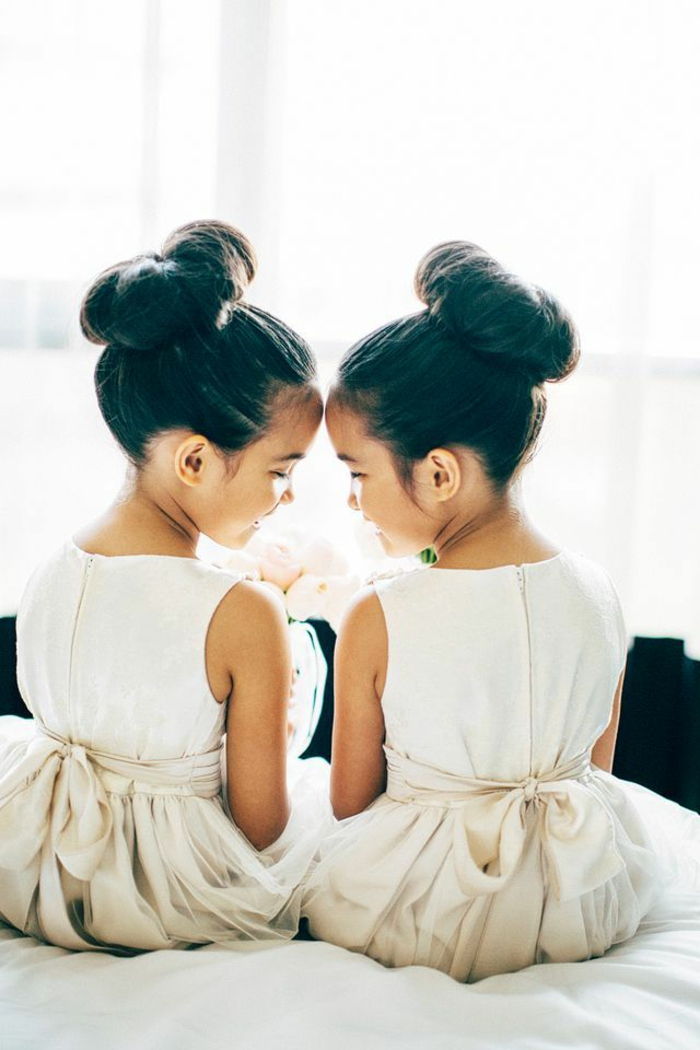 gêmeos-vestidos com elegantes monozigóticos penteados-and-white--