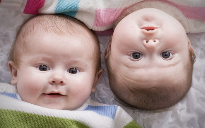 monozigóticos gêmeos-sweet-baby-foto tirada de cima