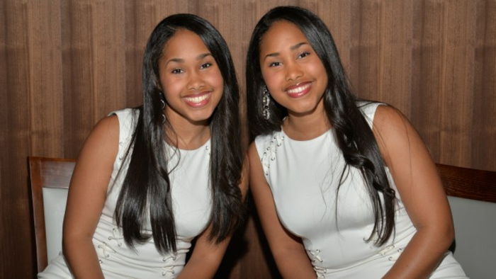 gêmeos e dois jovens-mulheres monozigóticos se veste com-longo cabelo preto-e-white--