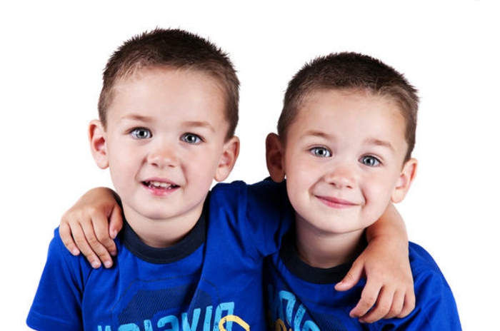monozigóticos gêmeos, dois, sorrindo-young-with-blue-roupas
