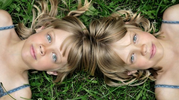 monozigóticos gêmeos-girl-dois-foto feita por cima