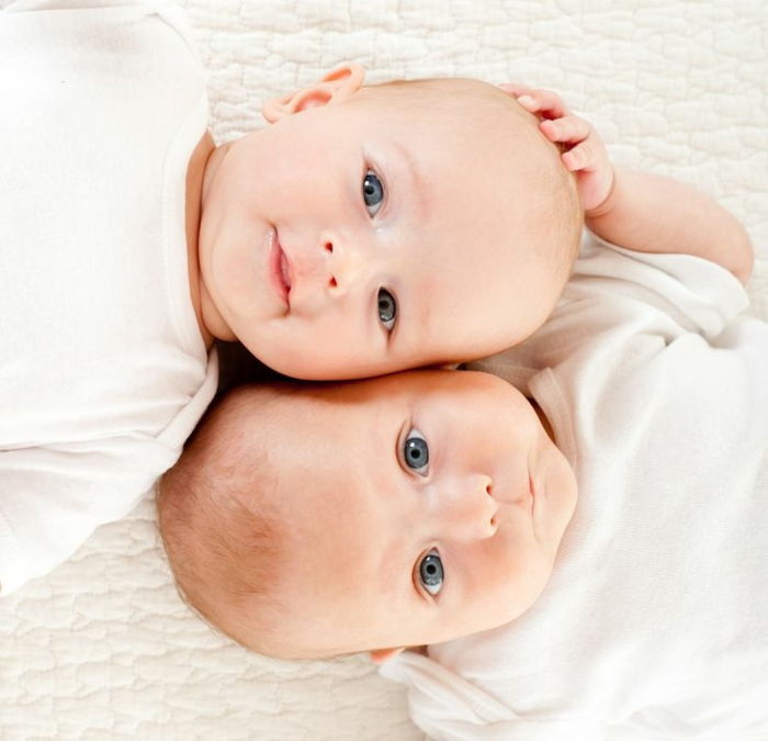 monozigóticos gêmeos de dois-sweet-baby-foto tirada de cima