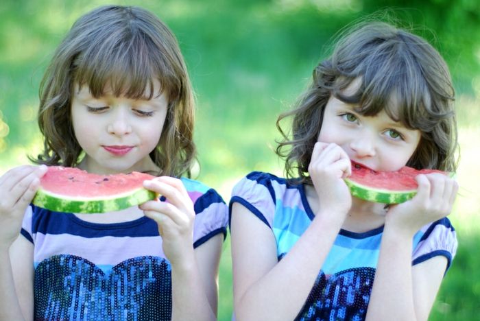 monozigóticos gêmeos, dois, doce-girl-eating-melancia