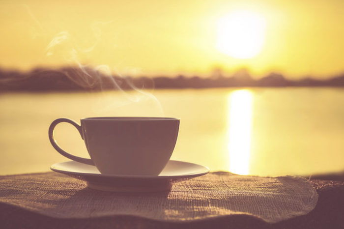 Günaydın resimleri - güneşin arka planda buhar ile bir fincan kahve