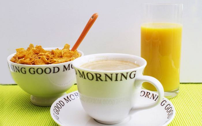 bir fincan kahve, tahıl, bir bardak portakal suyu - sağlıklı bir kahvaltı temelleri - günaydın resimleri