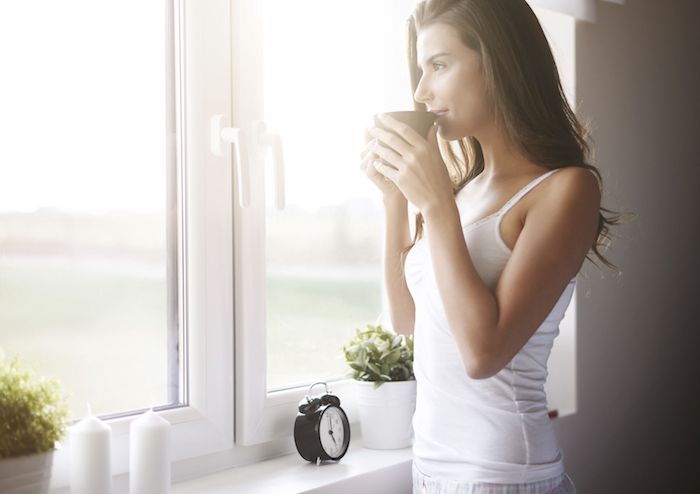 Günaydın resimleri - bir kız kahve sever ve pencereden bakar