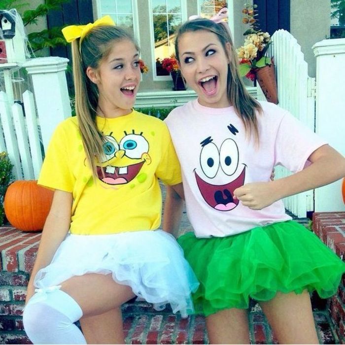 to kjærester med kostymer for å gjøre Spongebob Squarepants