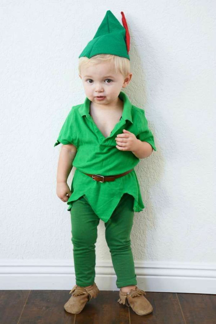søt liten gutt med grønn kostyme for å lage deg selv