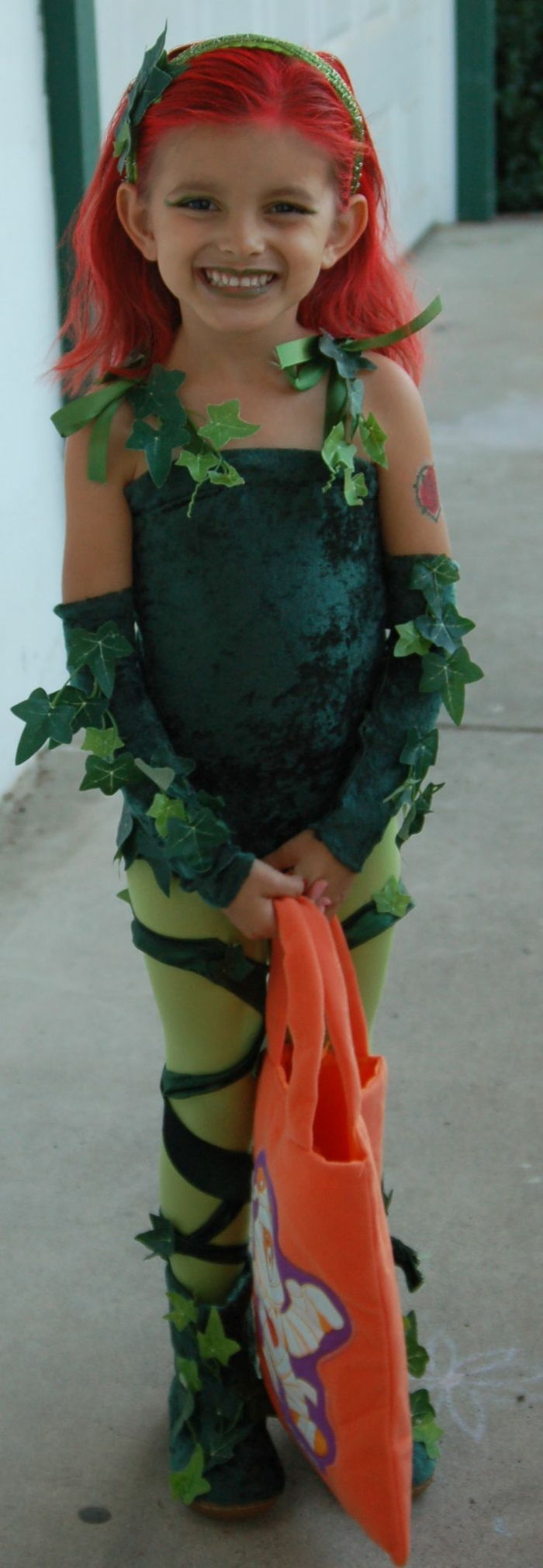 luštna deklica z zelenimi nogavicami in zelenimi umetnimi listi