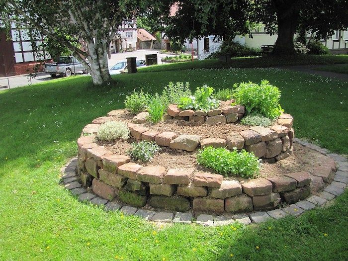 En av våre ideer om temaet hagedesign - her er en urte spiral med steiner og ulike små grønne urter og planter