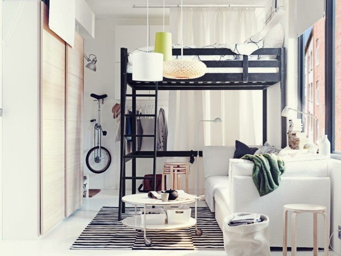 studio-set-stue-høy seng-mønster teppe-hvitt-sofa-hvitt-round table-tre krakk-garderobe