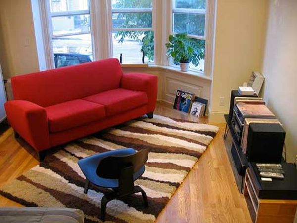 studio-med-en-rød-sofa