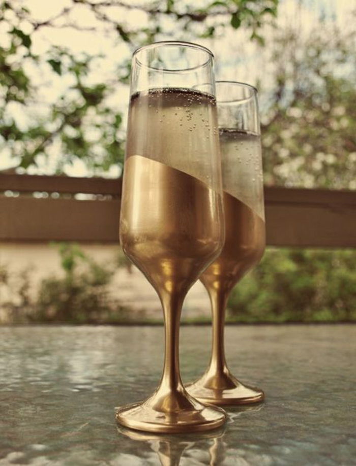 Elegantni kozarci šampanjec in zlato dekoracijo