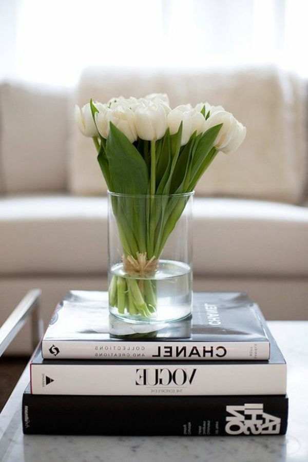 elegant bord dekorasjon-med-hvite-tulipaner
