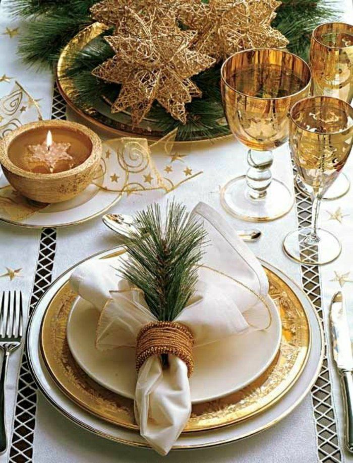 Elegantný stolové dekorácie na Vianoce so zlatými motívmi