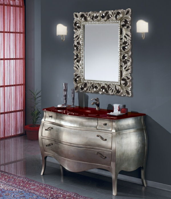 Elegantiška juoda siena ir baroko veidrodis su sidabro rėmeliu ir raudona užuolaidos šalia jo