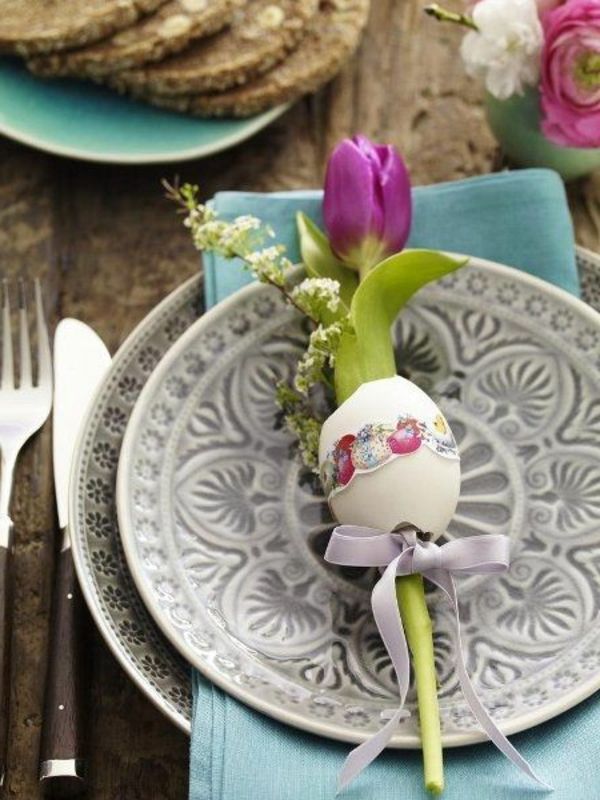 Stilig elegant bord dekorasjon med rosa tulipaner