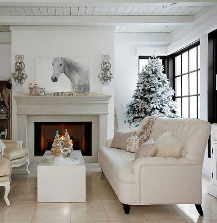 elegantno-weihnachtsdeko dnevna soba kamin, prijetna atmosfera Svetle barve