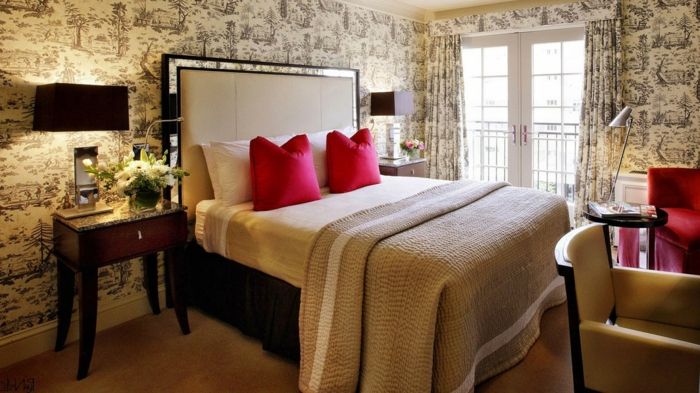 pat elegant dormitor king-size și perne roșu și scaun de epocă tapet perdea cu-the-același model