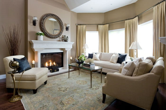 elegantna dnevna soba ameriški stil fotelj kamin zidna barva Cappuccino