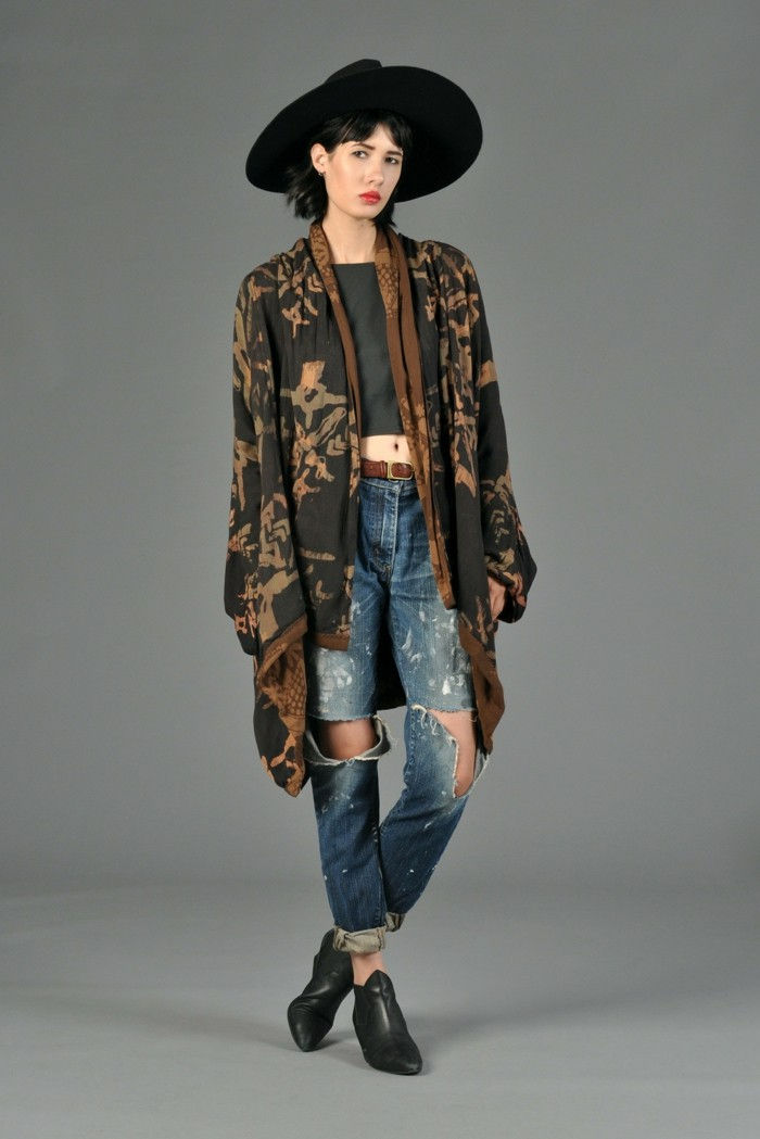 eleganta-geenwärtiges modell Kimono kombineras-med-jeans