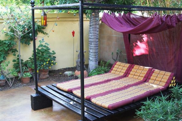elegantné-vonkajšie-posteľ-vzhľad-vzhľad-záclony vo fialovej