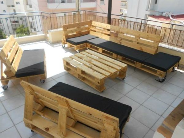 Elegantný sofa-of-paliet-and-a-table